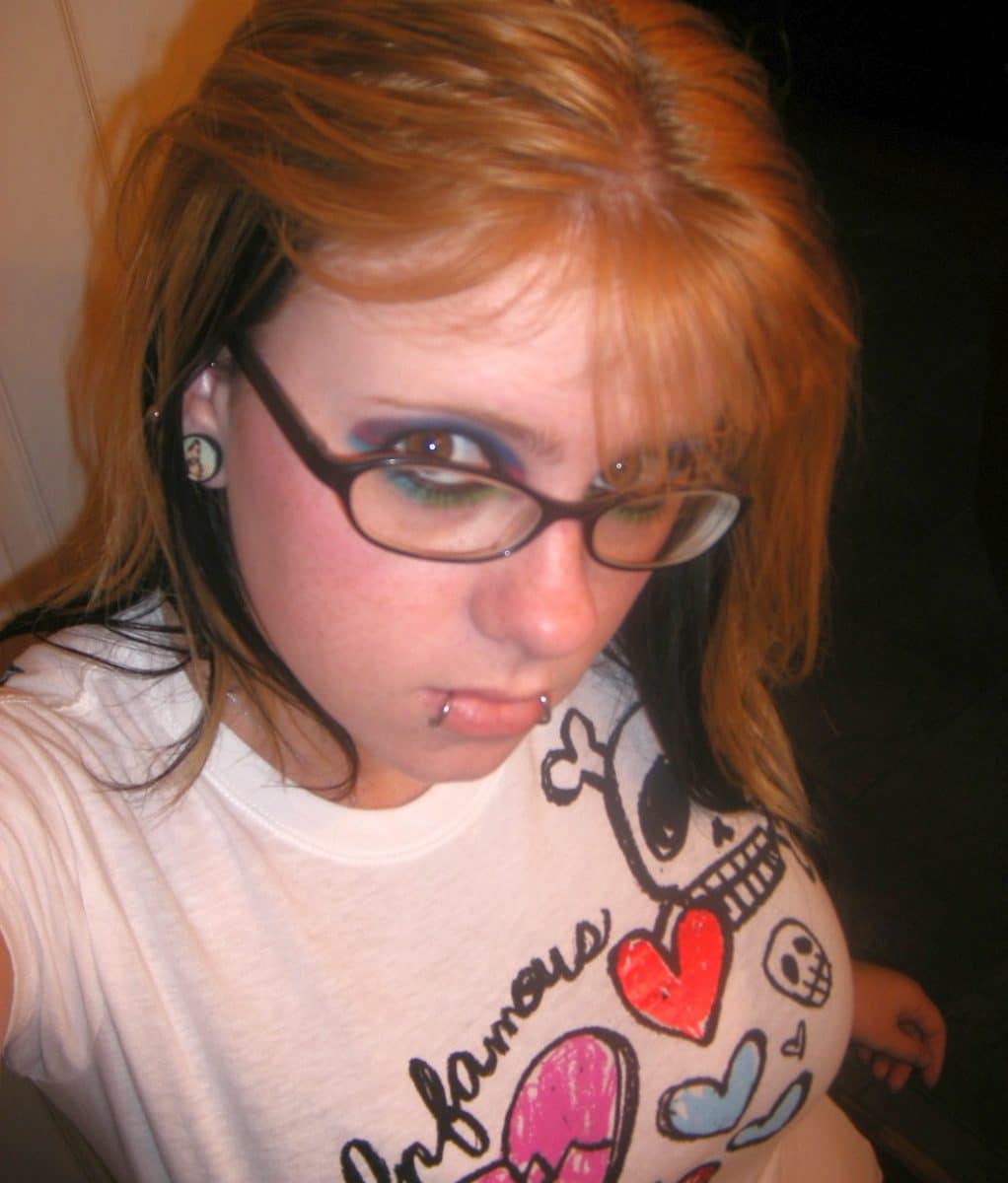Vollbusige junge Frau mit Lippenpiercing